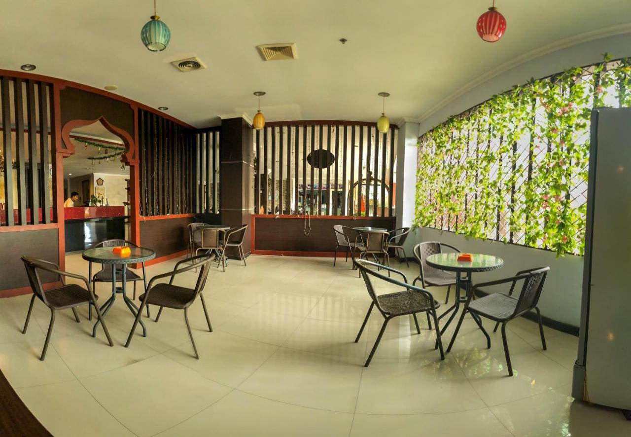 Grand Madani Hotel Матарам Екстериор снимка