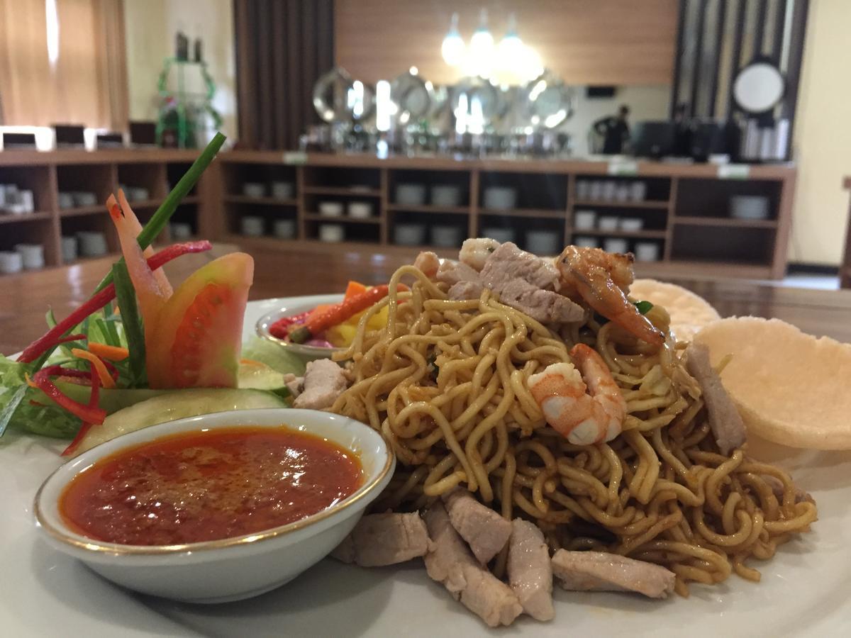 Grand Madani Hotel Матарам Екстериор снимка