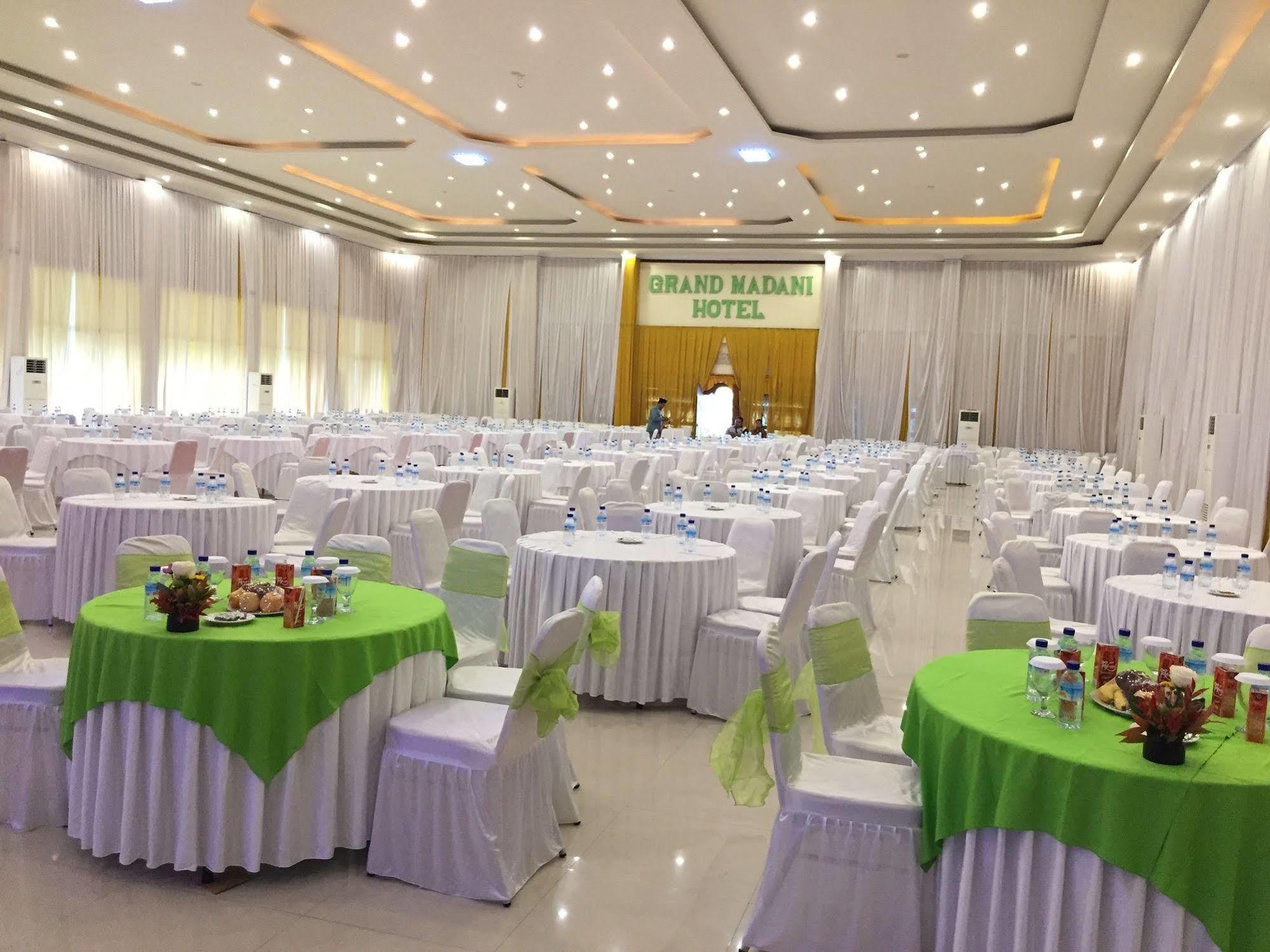 Grand Madani Hotel Матарам Екстериор снимка